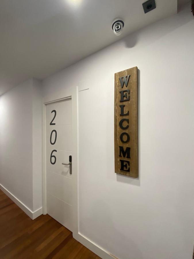 Casual Mardones Hotel บิลเบา ภายนอก รูปภาพ A door sign